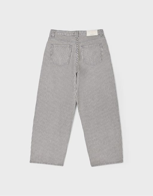 Stradivarius Petite d80 gestreifte Barrel-Leg-Jeans in Dunkelgrau, 7 von 7