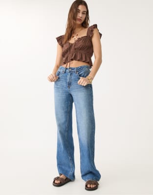 Stradivarius Petite - D92 - Gerade geschnittene Jeans in mittlerem Denimblau mit weitem Bein