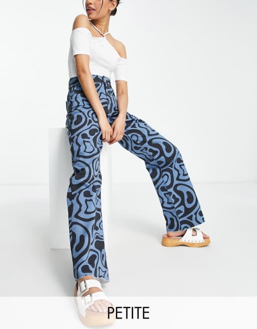 Stradivarius Petite - Dad jeans met retro print in blauw