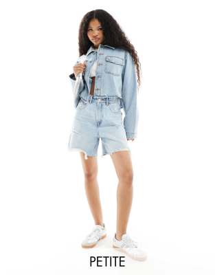 Stradivarius Petite - Dad-Jeansshorts in Hellblau mit Rissen