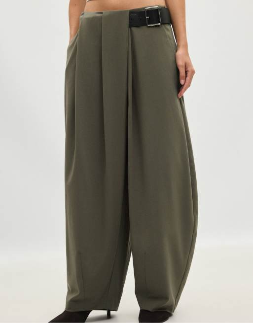 Stradivarius Petite elegante bukser med indsnit og bælte i khaki, 4 af 6