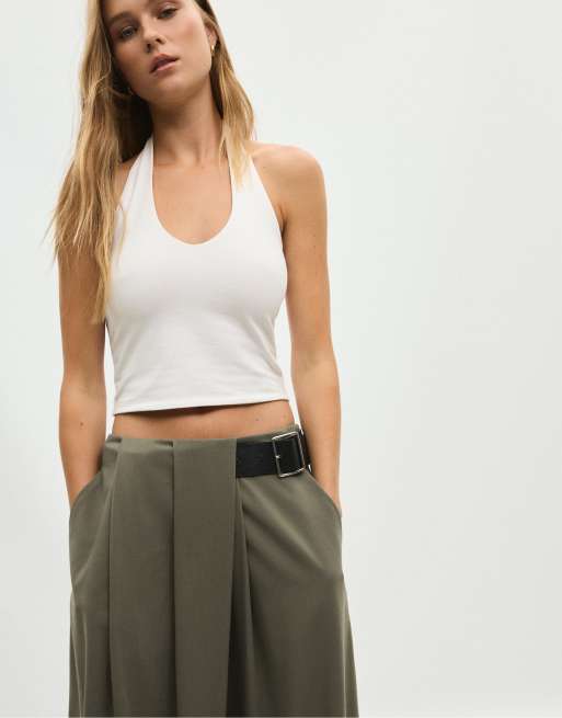 Stradivarius Petite figursydda byxor med skärp i khaki, 3 av 6
