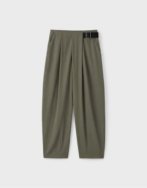 Stradivarius Petite figursydda byxor med skärp i khaki, 5 av 6