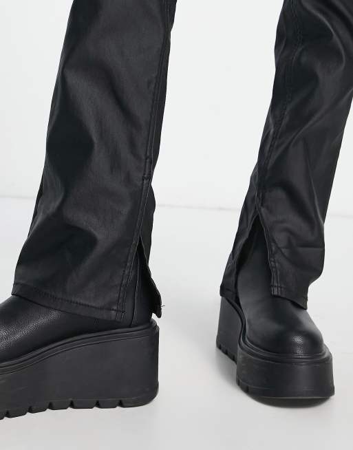 Stradivarius Petite - Flare jeans met coating en split in de zoom in zwart, 3 van 4