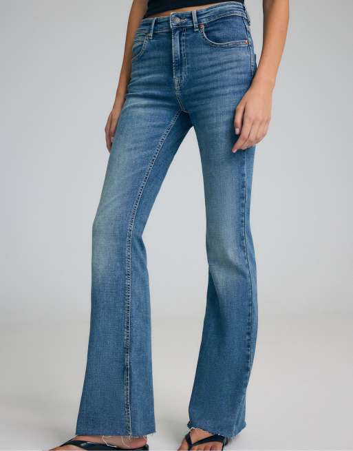 Stradivarius Petite flared jeans med slits i överfärgad blå denim, 2 av 7