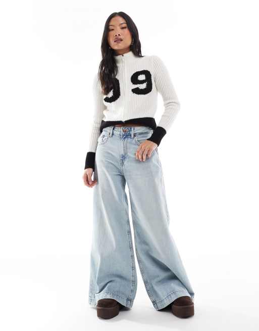 Stradivarius - Petite - Flared jeans met wijde pijpen en wassing in lichtblauw