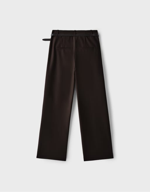 Stradivarius Petite flydende bukser med lige ben og bælte i brun, 7 af 7