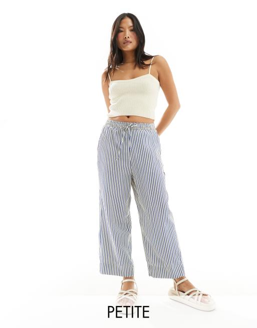 Stradivarius Petite - Gestreepte broek van seersuckerstof met elastische taille in blauw 