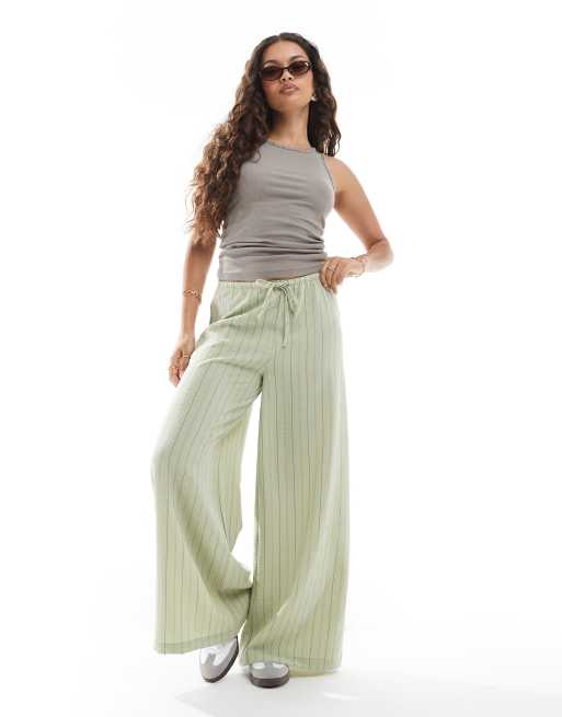 Stradivarius Petite – Gestreifte Hose in khaki Leinenoptik mit weitem Bein