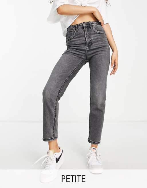 Stradivarius Petite - Grå smalle mom-jeans med stretch 