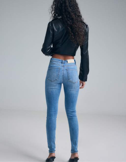 Stradivarius Petite högmidjade skinny jeans i mellanljus blå denim, 3 av 7