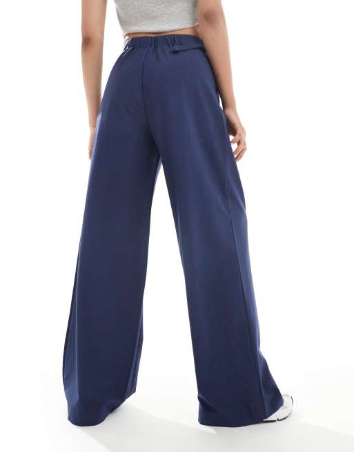 Stradivarius Petite – Hose in Marineblau mit weitem Schnitt und Gürtel , 4 von 5