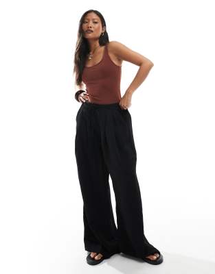 Stradivarius Petite - Hose in Schwarz mit weitem Bein, Knitterstruktur und Taillenschnürung