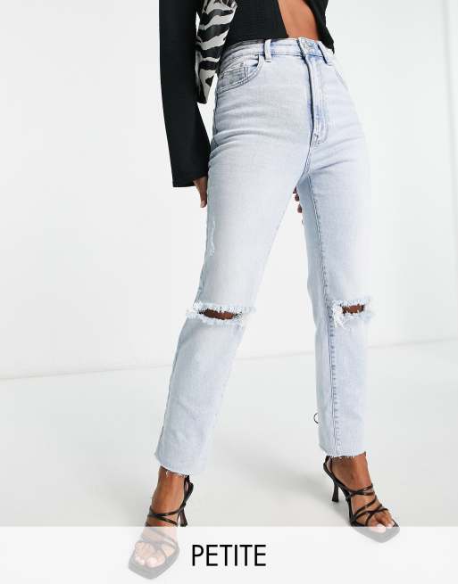 Stradivarius Petite – Jasnoniebieskie elastyczne jeansy mom fit z rozdarciami