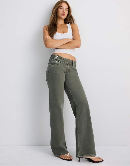Stradivarius Petite jean droit taille basse avec ceinture marteau en kaki, 5 de 7