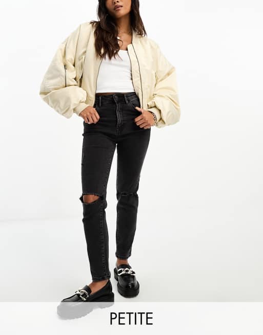 Stradivarius Petite - Jean mom slim en tissu stretch avec déchirures - Noir délavé