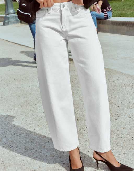 Stradivarius Petite jeans a gamba bombata color vaniglia, 2 di 7