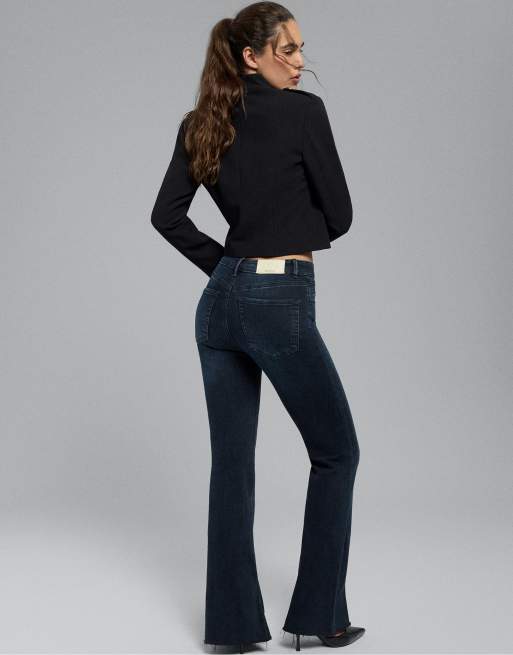 Stradivarius Petite jeans flared fit con spacco in denim grigio chiaro, 3 di 7