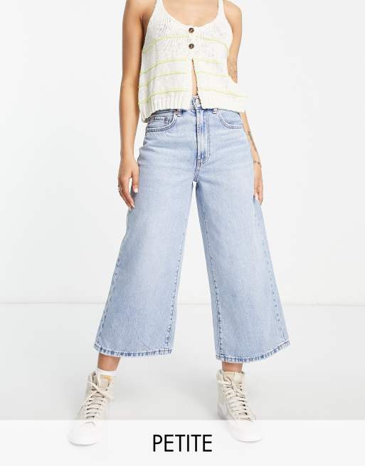 Stradivarius Petite - Jeans taglio corto lavaggio chiaro 