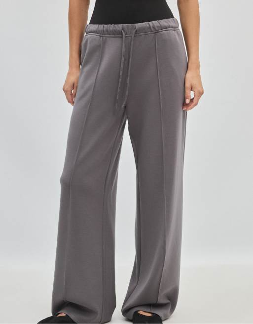 Stradivarius Petite Jogger-Hose mit weichem Griff, weitem Bein und vorderer Naht in Grau, 2 von 7