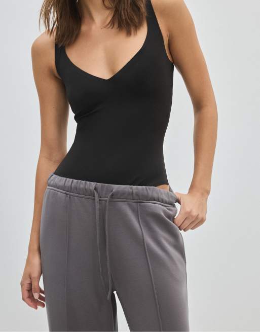 Stradivarius Petite Jogger-Hose mit weichem Griff, weitem Bein und vorderer Naht in Grau, 4 von 7