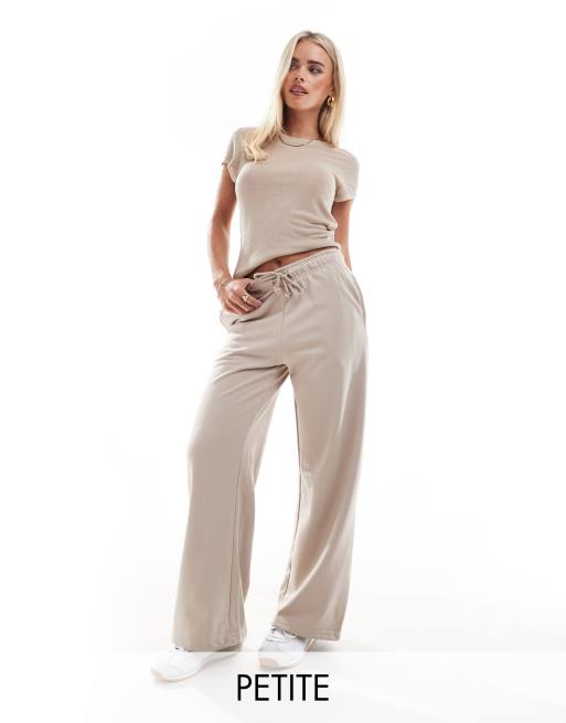 Stradivarius Petite - Joggers a fondo ampio beige
