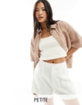 [Stradivarius] Stradivarius Petite linen look shorts in ecru-White 16 Ecru