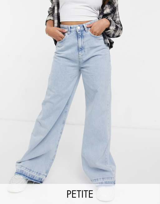 Stradivarius – Petite – Ljusblå jeans med vida ben