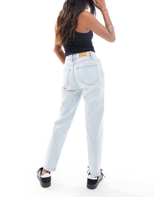 Stradivarius Petite – Ljusblå, smala mom jeans med stretch och tvättad finish , 2 av 5