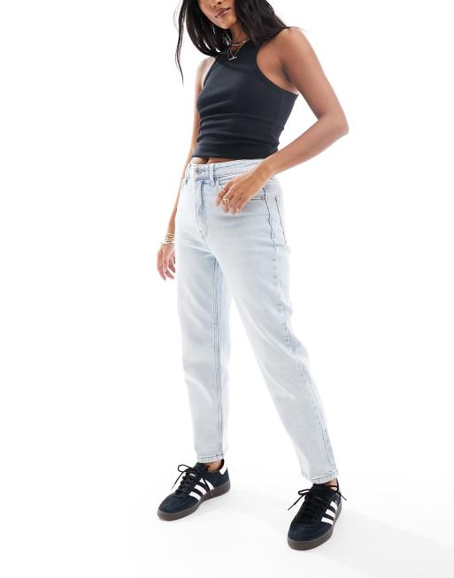 Stradivarius Petite – Ljusblå, smala mom jeans med stretch och tvättad finish , 4 av 5