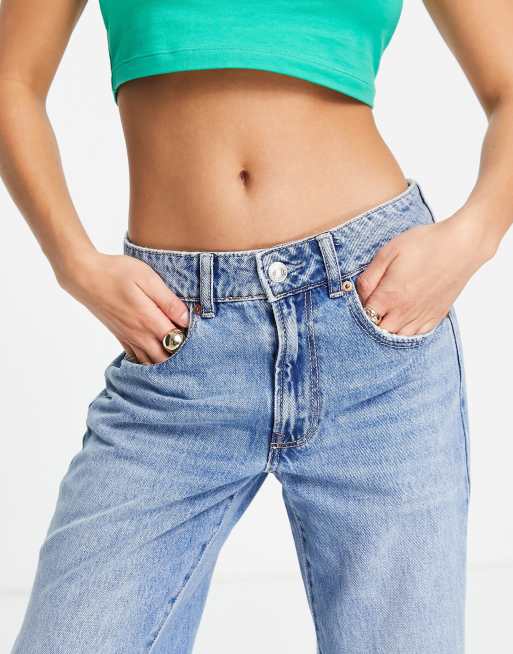 Stradivarius Petite low rise straight leg jeans in mid blue, 3 of 4
