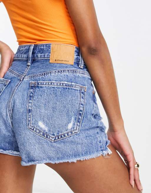 Stradivarius Petite – Mellanblå jeansshorts med revor och tvättad finish , 2 av 4