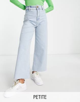 Stradivarius Petite - Minimalistische Jeans in heller Waschung mit kurzem Schnitt und weitem Bein-Blau