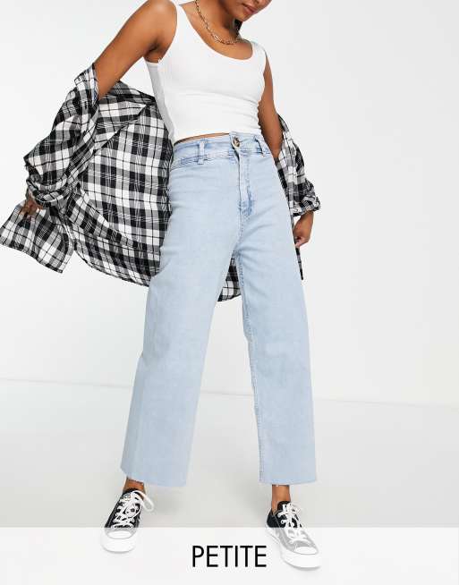 Stradivarius Petite - Minimalistiske cropped jeans med vidde i lys vask 