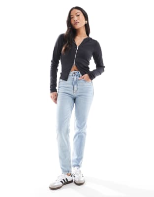 Stradivarius Petite - Mom-Jeans aus Baumwoll-Stretch in verwaschenem Blau mit schmalem Schnitt