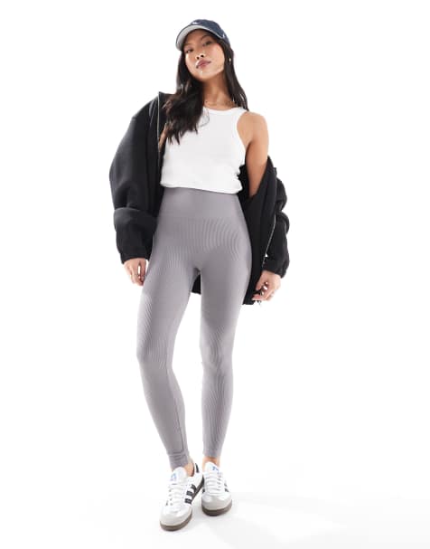 Stradivarius Petite – Mörkgrå ribbade leggings med seamless design - view 1