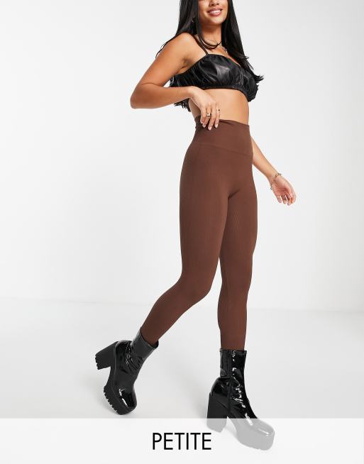 Stradivarius Petite – Nahtlose Leggings mit Rippenstruktur in Schokoladenbraun