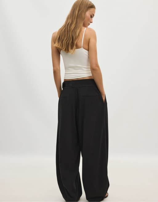 Stradivarius Petite nette broek met figuurnaden en riem in zwart, 2 van 6