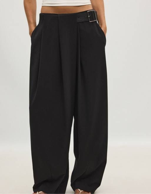 Stradivarius Petite nette broek met figuurnaden en riem in zwart, 4 van 6