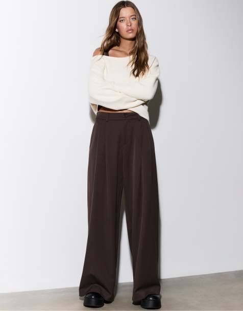 Stradivarius Petite - Nette broek met wijde pijpen en plooien in bruin - view 1