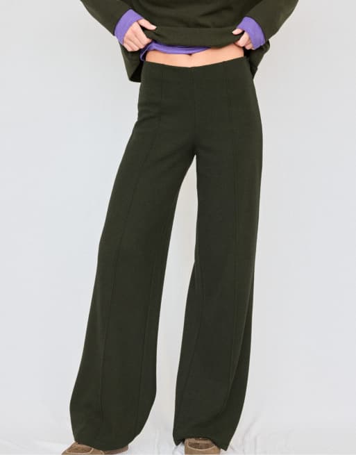 Stradivarius Petite pantalon en maille avec détail de couture kaki, 2 de 7