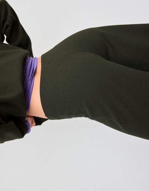Stradivarius Petite pantalon en maille avec détail de couture kaki, 4 de 7