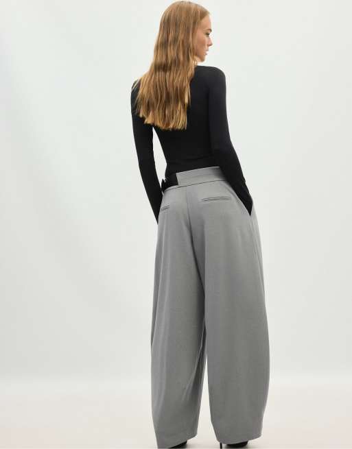 Stradivarius Petite pantalon habillé à pinces avec ceinture gris, 2 de 6