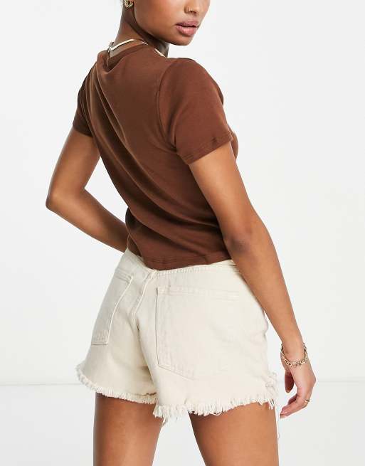 Stradivarius Petite - Pantaloncini in denim écru con fondo sfrangiato , 3 di 4