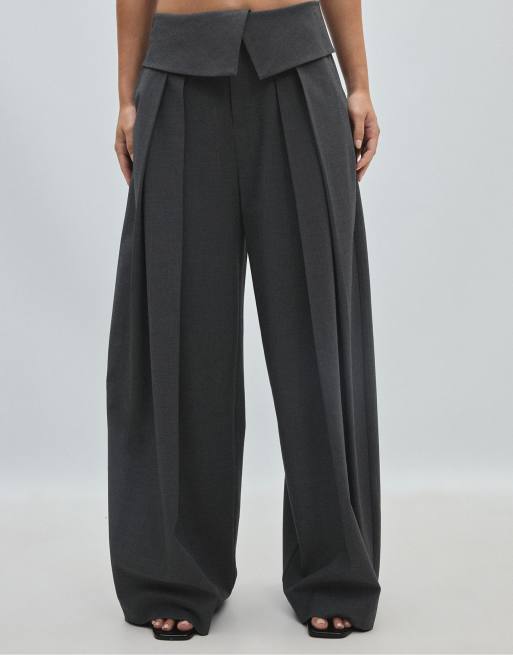 Stradivarius Petite pantaloni a gamba larga con vita risvoltata in grigio scuro, 2 di 7