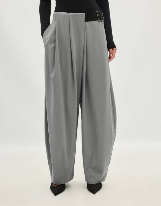 Stradivarius Petite pantaloni eleganti con pince e cintura grigi, 3 di 6
