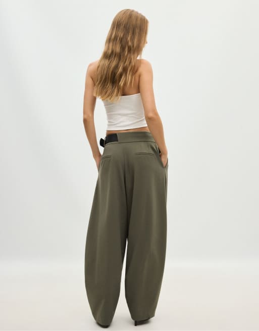Stradivarius Petite pantaloni eleganti con pince e cintura in kaki, 2 di 6