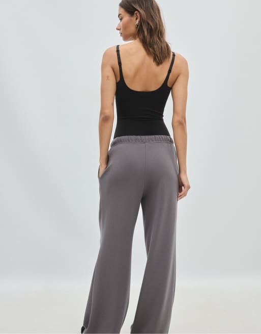 Stradivarius Petite pantaloni jogger a gamba larga soft-touch con cucitura frontale in grigio, 3 di 7
