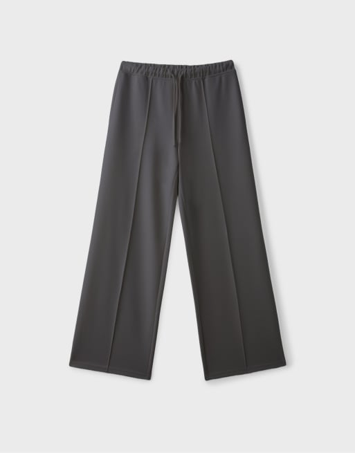 Stradivarius Petite pantaloni jogger a gamba larga soft-touch con cucitura frontale in grigio, 6 di 7