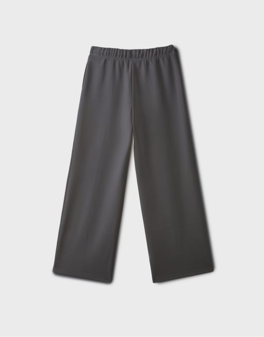 Stradivarius Petite pantaloni jogger a gamba larga soft-touch con cucitura frontale in grigio, 7 di 7